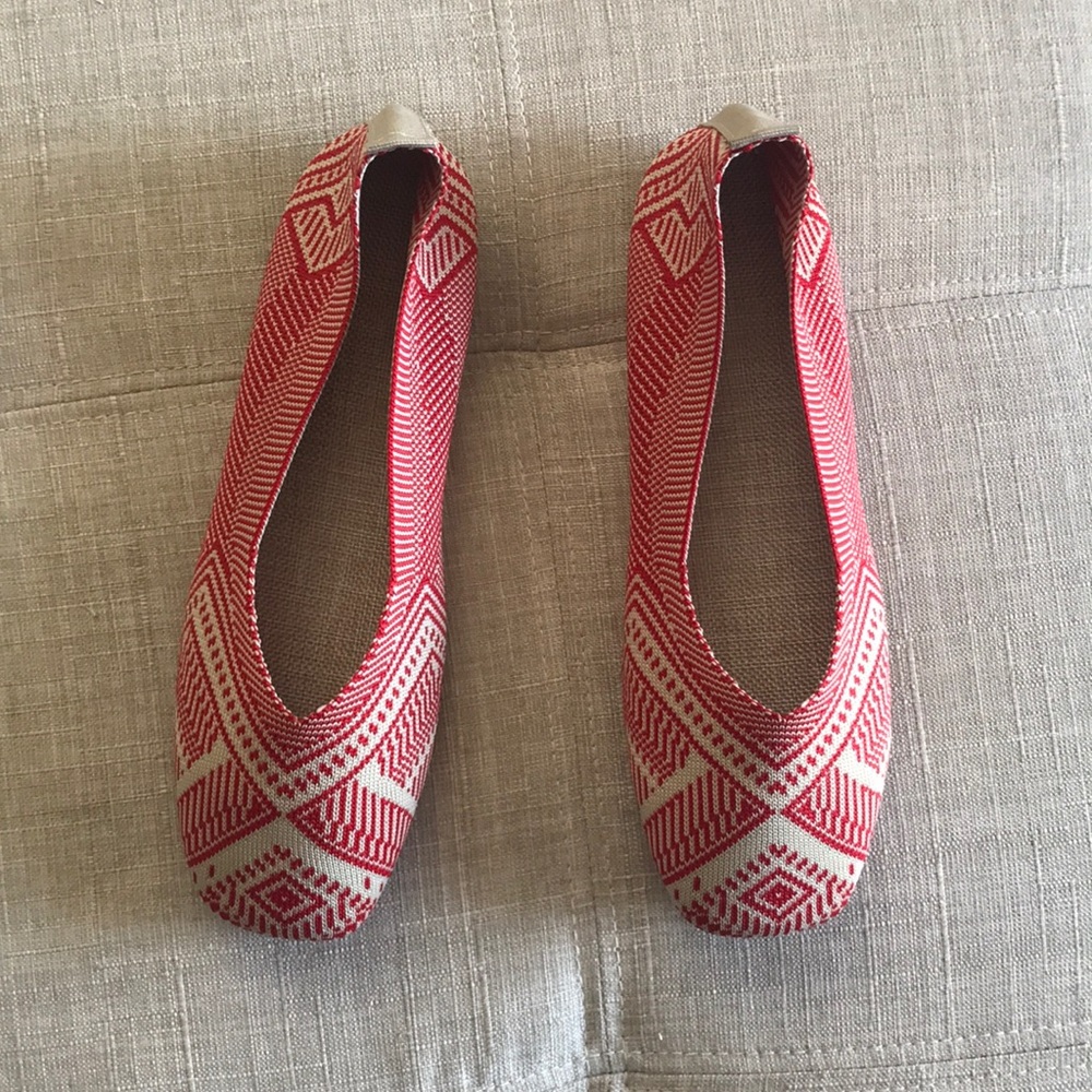 NWT Red and Beige Pattern Flats Size 40/8.5